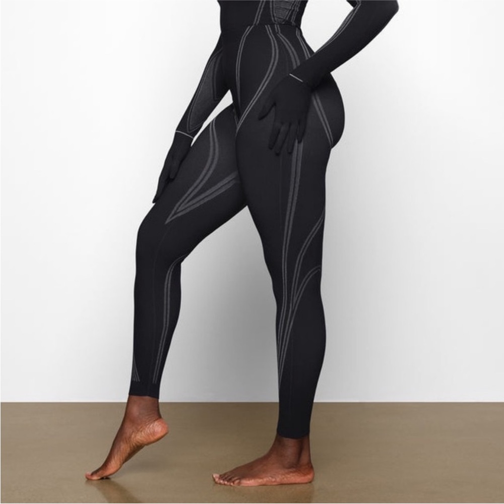 SKIMS First Layer leggings NWT size M/L